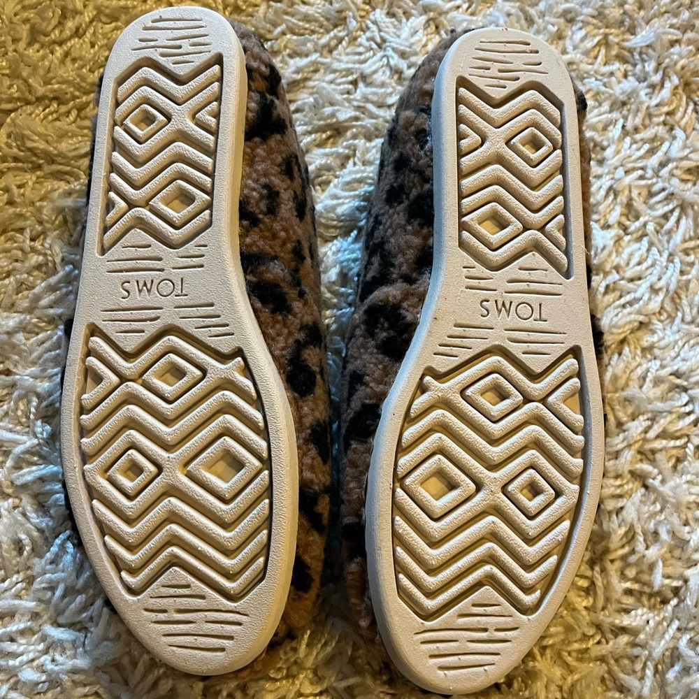 NWT TOMS 🖤🐆 - Picture 4 of 7